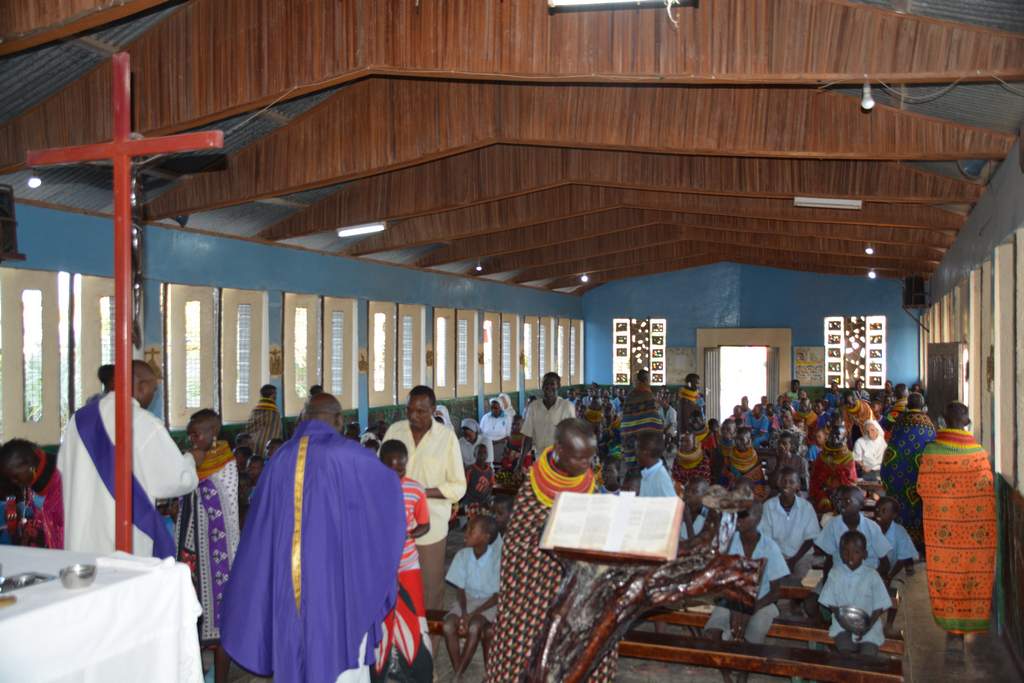 P. George Kibura in visita a Loyangallani presiede la messa